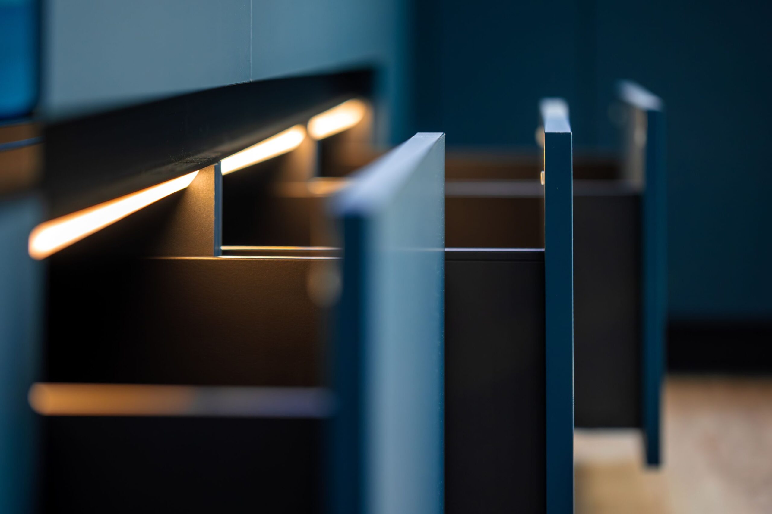 Espacio de oficina moderno, con mobiliario tecnológico integrado y diseño ergonómico